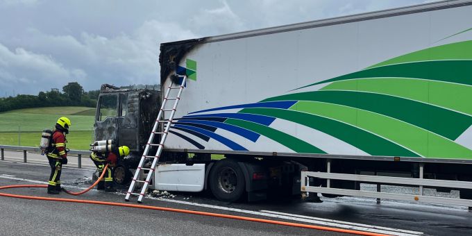 Brand Sattelmotorfahrzeug - Autobahn A2 vorübergehend gesperrt. Luzerner Polizei