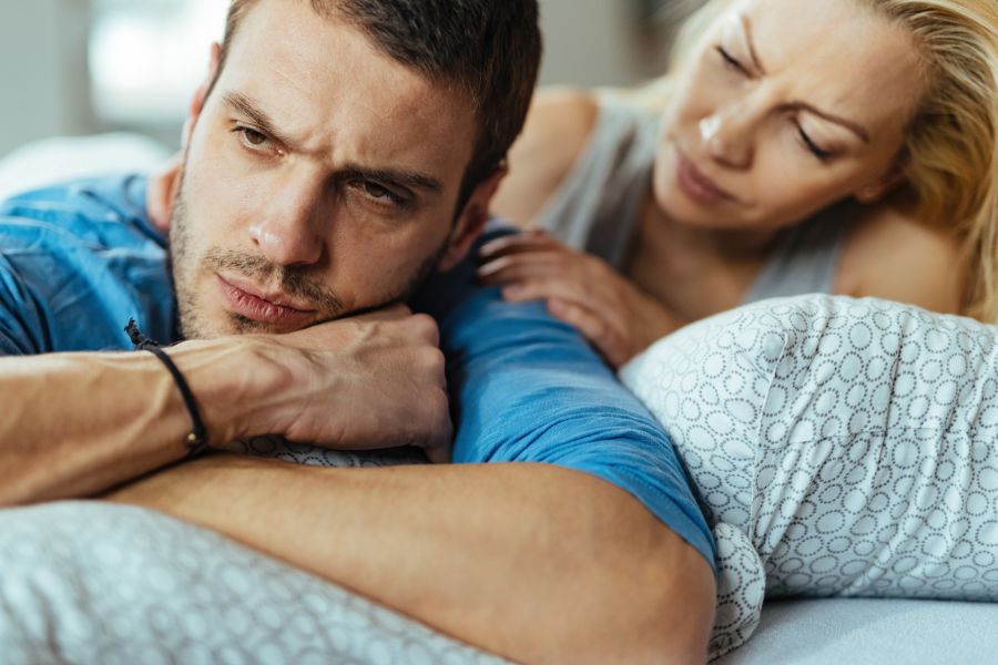 Trauriger Mann, Partnerin spendet Trost