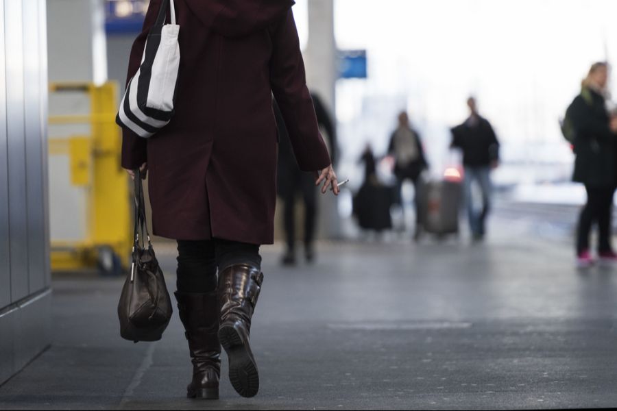 Doch nicht nur an Bahnhöfen sorgen Raucher für Frust. (Archivbild)