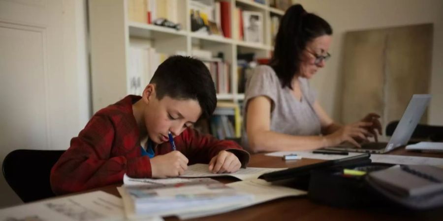Rund vier Prozent der Schulkinder in der Schweiz bekommen über die Grundversicherung ADHS-Medikamente verschrieben.