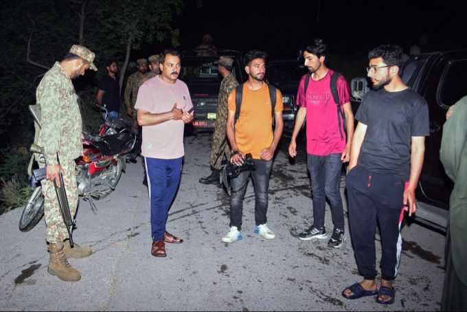 Menschen in Pakistan sprechen mit Militärangehörigen nach dem indischen Angriff auf das Land. Indien Pakistan