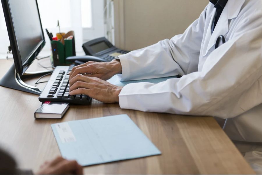 Die Handynummern der Frauen besorgte sich der Pfleger über die Patientenakten. (Symbolbild)