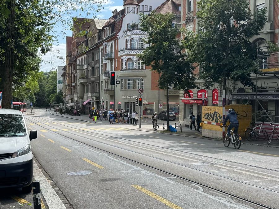 Die lange Schlange vor dem Feuerwerkgeschäft Stärnehimu in Bern ist schon von weitem sichtbar.