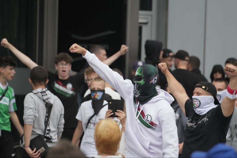 Unter den Demonstrierenden waren auch diverse Hooligans.