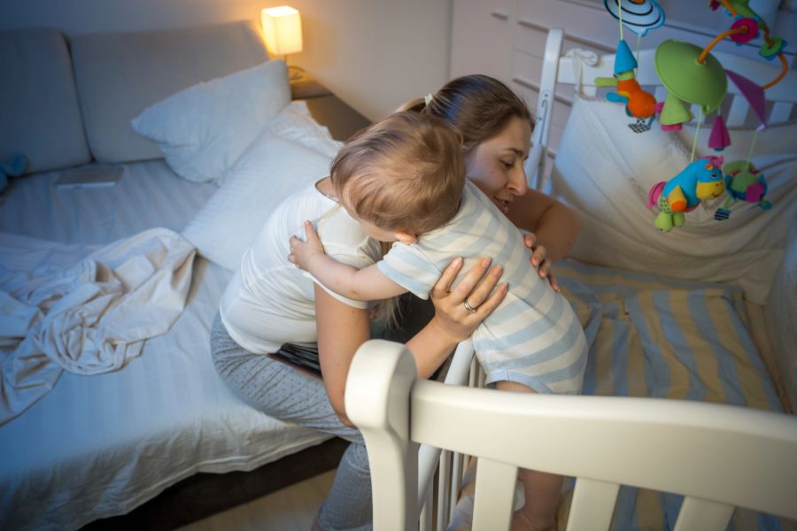 kind gitterbett klettern