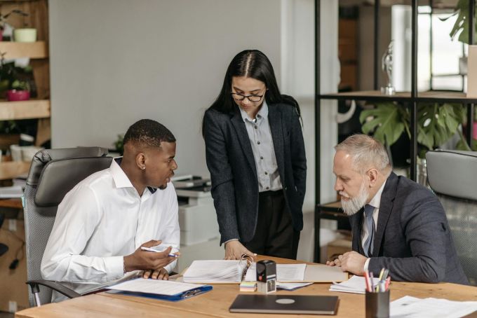 Es lohnt sich, die Augen offenzuhalten für bessere Jobperspektiven. Arbeit, Kollegen, Job