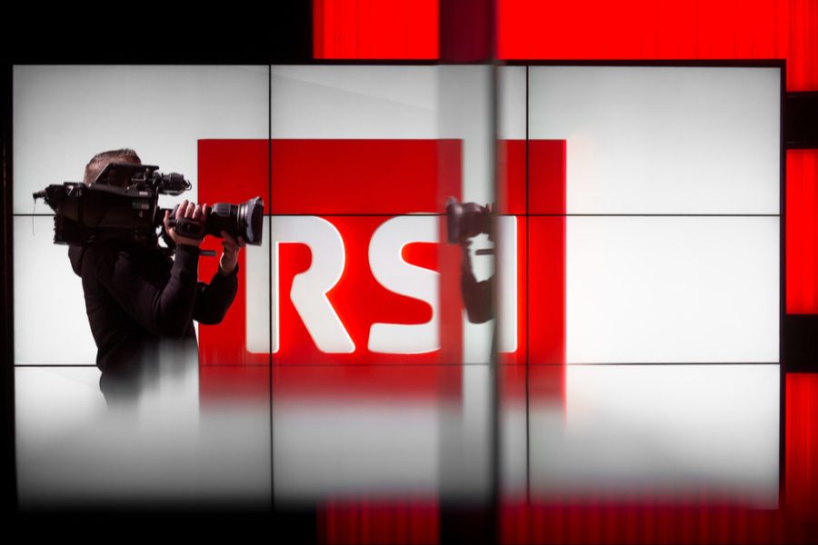 Sollte die Initiative angenommen werden, müsste die SRG mehr als 3000 Mitarbeitende entlassen. Laut der Studie wären Produktionsstandorte in der italienischen  Schweiz...