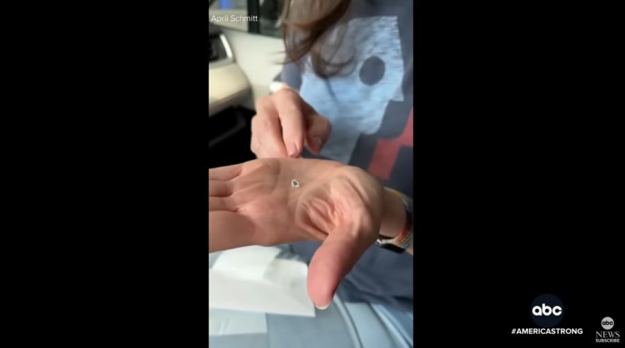Im Gepäcksystem wurde ein Techniker schliesslich fündig und erblickte den winzigen Stein.