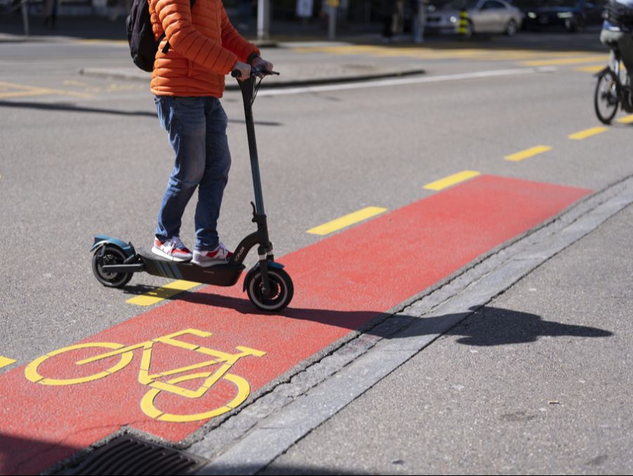 Auch Trottinette und E-Trottinette darf man im Zug mitführen.