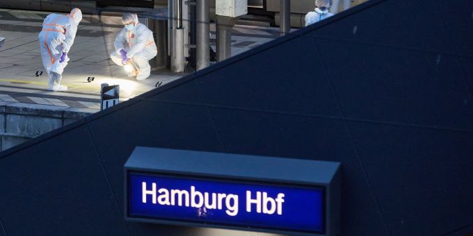 Bei der Attacke am frühen Freitagabend zwischen Gleis 13 und 14 hatte eine Frau mit einem Messer offenbar wahllos auf um sie herum stehende Menschen eingestochen. Messerattacke