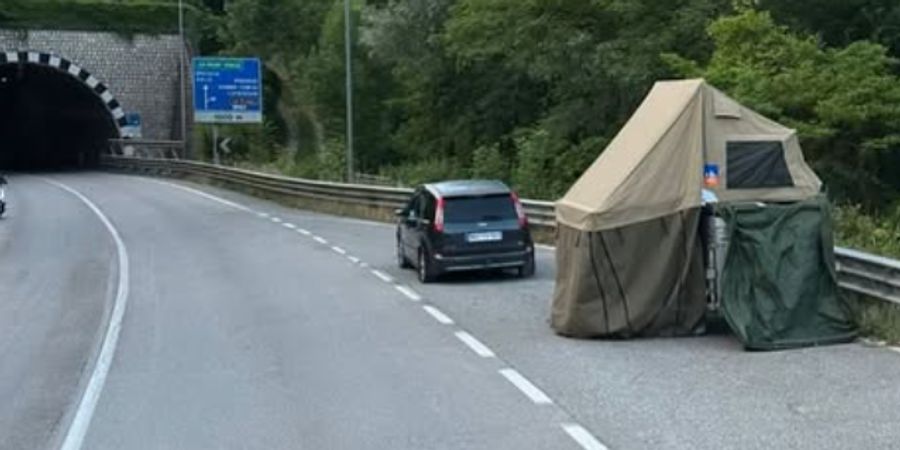 Das Bild zeigt das aufgestellte Zelt direkt an der Strasse.