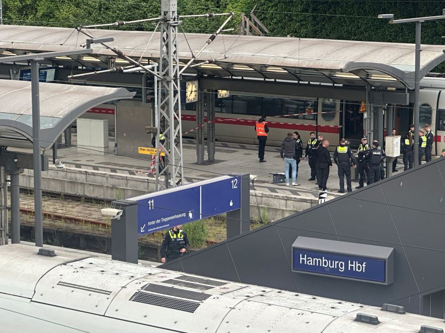 Nun gehen jedoch einige im Internet auf ihn los und teilen gefälschte KI-Bilder von ihm. So wollen sie offenbar beweisen, dass es den jungen Mann gar nicht gibt.
