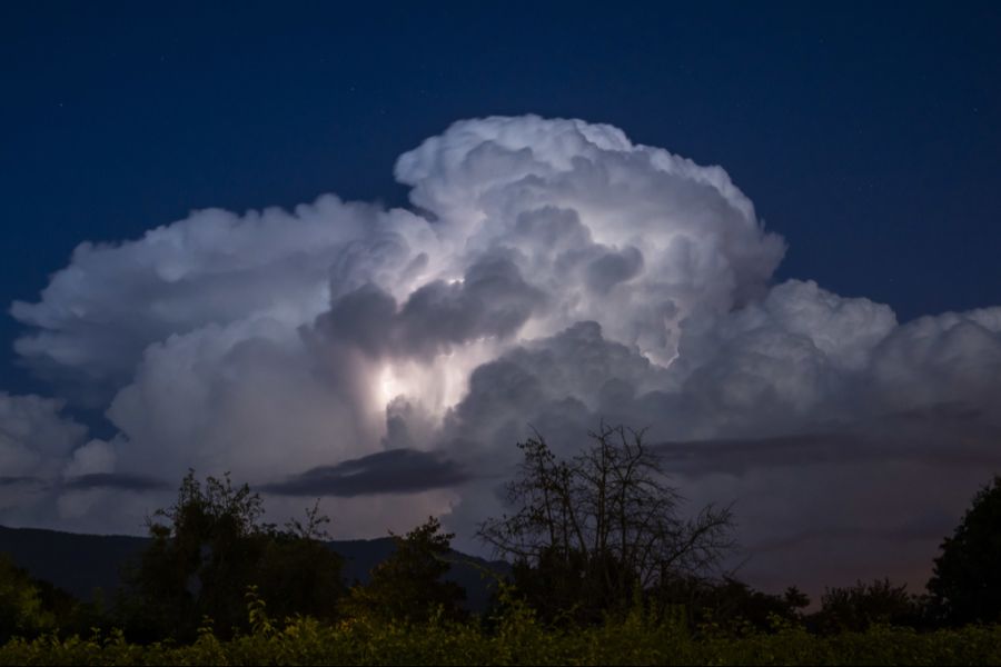 Gewitter und Regenschauer sind nur lokal zu erwarten. (Symbolbild)