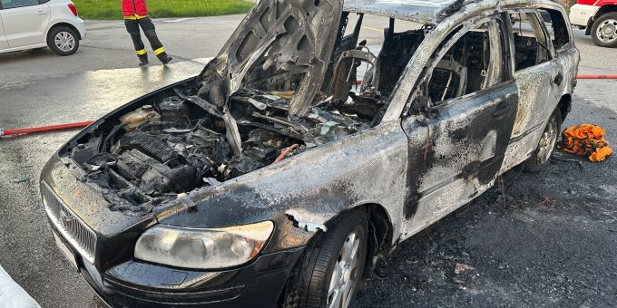 In Steinegg ist ein Auto in Brand geraten. Autobrand