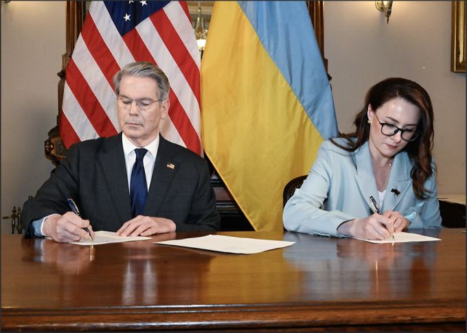 US-Finanzminister Scott Bessant und die Wirtschaftsministerin der Ukraine, Julia Swyrjenko, bei der Unterzeichnung des Wiederaufbaudeals. Bessant Swyrjenko