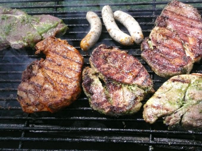 Für Hunde eignet sich durchgegartes Fleisch ohne Knochen und Marinade am besten. hudn bbq grillen