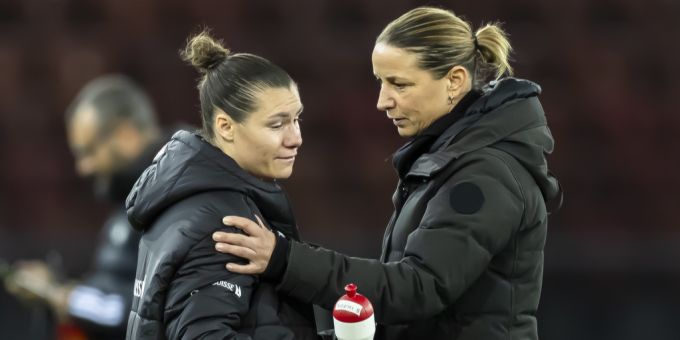 Ex-Nati-Trainerin Inka Grings (re.) kritisiert nach dem Aus von Ramona Bachmann (li.) für die WEURO 2025 ihre Nachfolgerin Pia Sundhage. Grings Bachmann WEURO 2025