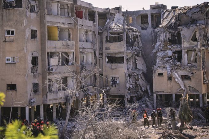 Israelische Sicherheitskräfte inspizieren ein zerstörtes Gebäude, das von einer aus dem Iran abgefeuerten Rakete getroffen wurde, in Holon bei Tel Aviv. (Archivbild) israel iran