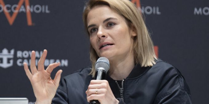 Hazel Brugger am 14. Mai 2025 bei einem Pressetermin nach der ersten ESC-Halbfinalshow. Hazel Brugger