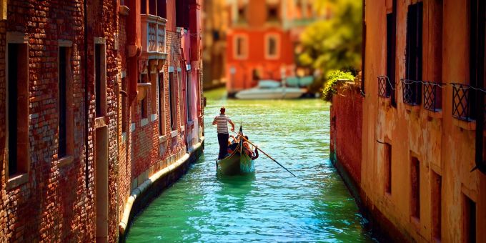 Venedig verlangt nicht nur an mehr Tagen in 2025 eine Eintrittsgebühr, sondern auch höhere Beträge. venedig kanal