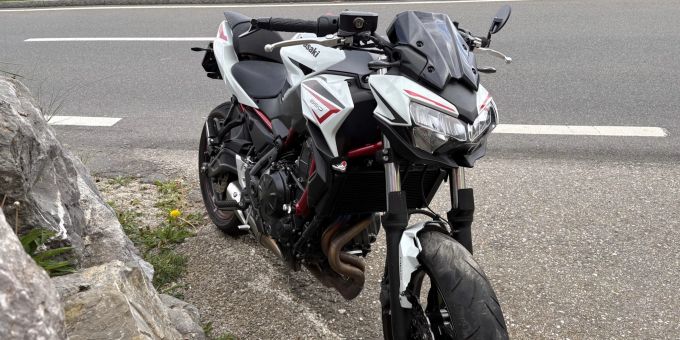 Eine Motorradfahrerin prallte in Wattwil in eine Mauer. Selbstunfall