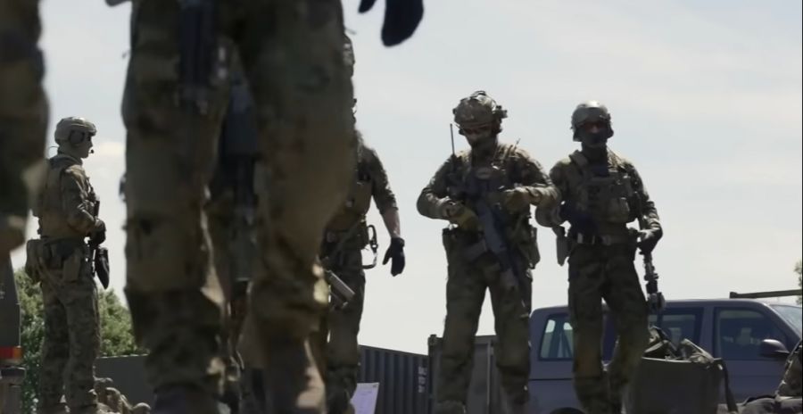 Mit ihrem Wissen und Kontakten zur israelischen Armee sollen die Elitesoldaten den Schutz des Botschaftspersonals gewährleisten.