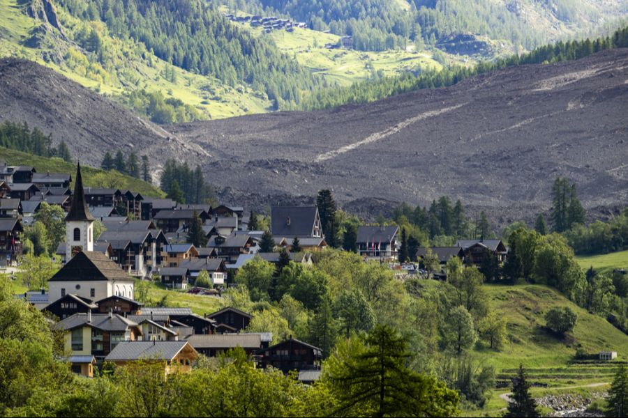 Der aufgestaute See hinter dem Schuttkegel birgt Gefahren für andere Orte im Lötschental.