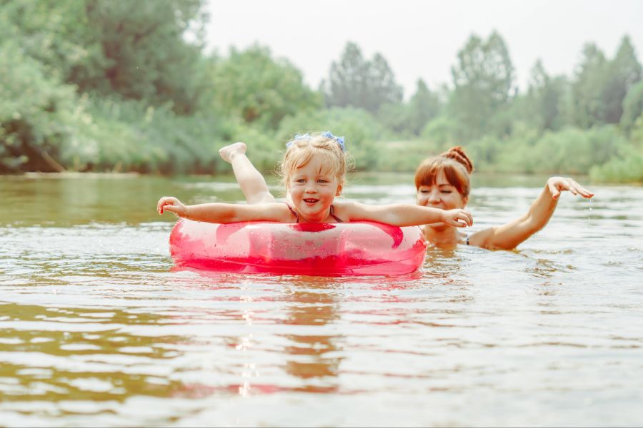 Mutter und Kind im Wasser mit Badering