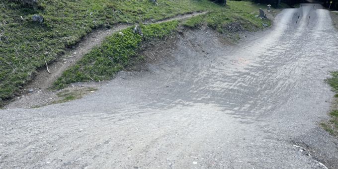 Lenzerheide GR: Selbstunfall mit Bike fordert eine verletzte Person. Lenzerheide GR