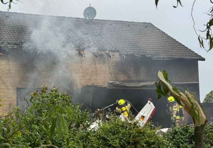 Die Feuerwehr lösche in einem Grosseinsatz mit etwa 50 Kräften. Flugzeug stürzt auf Haus in Korschenbroich