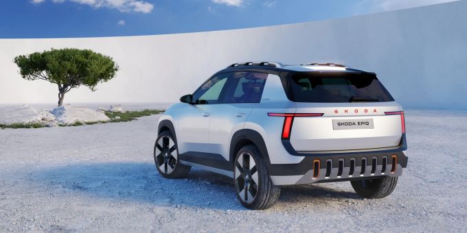 Die T-förmigen LED-Heckleuchten greifen das Design der Frontleuchten auf und unterstreichen die Breite des Fahrzeugs, was dem Epiq eine stabile und selbstbewusste Haltung verleiht. Skoda Epiq