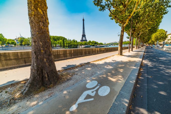 In Paris gibt es zahlreiche Wege für Velofahrer. Fahrradweg