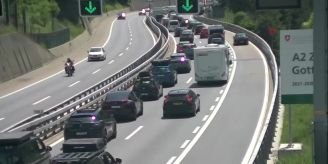 Auffahrts-Verkehr - Gotthard-Stau ist neun Kilometer lang Auffahrts-Verkehr - Gotthard-Stau ist neun Kilometer lang