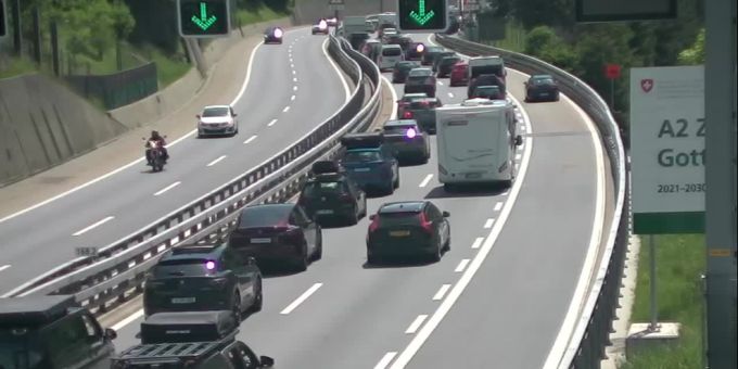 Vor dem Gotthard-Nordportal ist Warten angesagt.