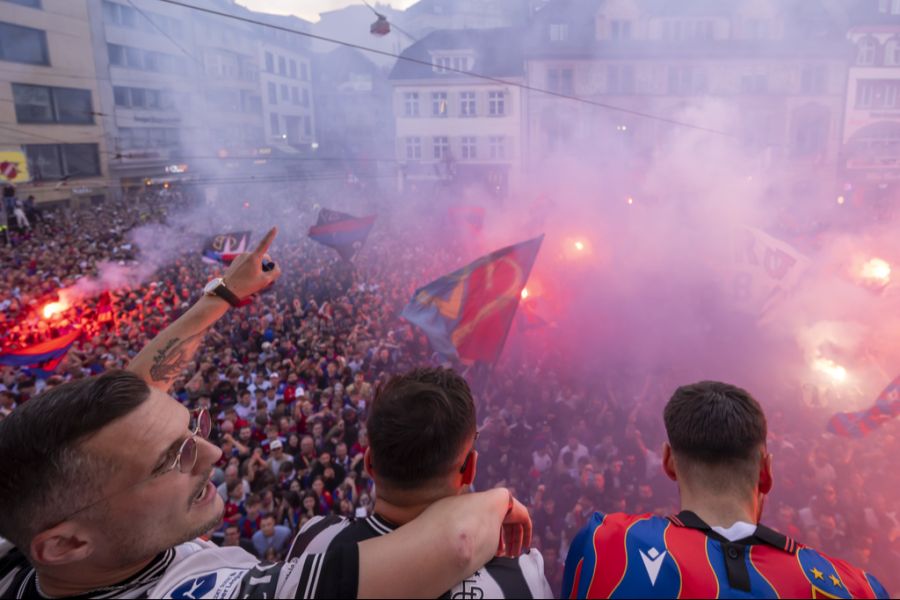 Ein rotes Meer voller Basler Fans.