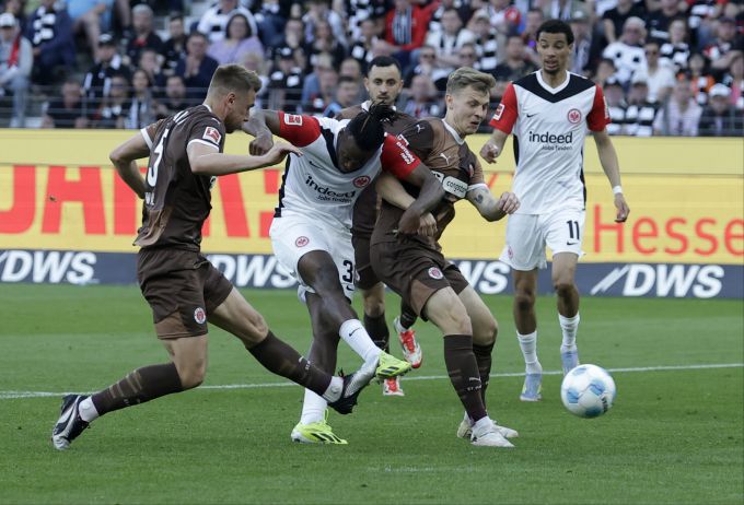 Eintracht Frankfurt und der FC St. Pauli trennen sich in der deutschen Bundesliga mit einem 2:2-Unentschieden. Eintracht Frankfurt St. Pauli