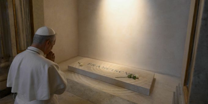 Papst Leo XIV. am Grab seines Vorgängers. Papst