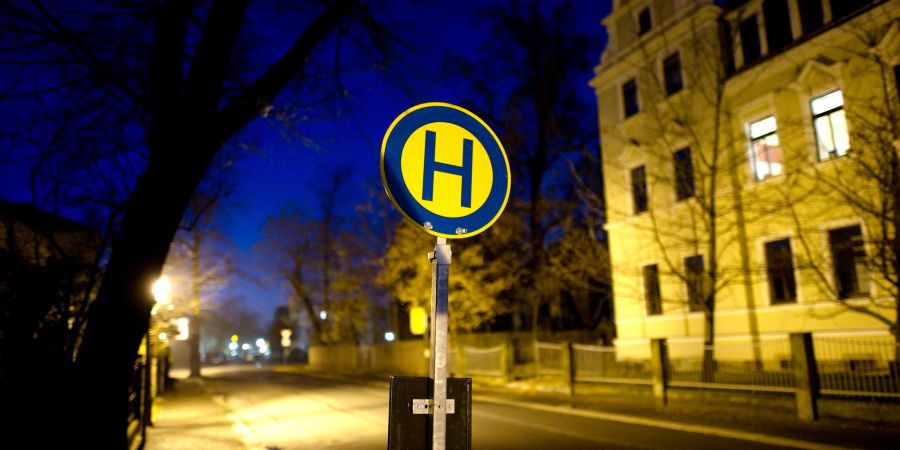 Nachts und in der Nähe von Feiern ist besonders viel Aufmerksamkeit und Umsicht gefragt - speziell von dort eingesetzten Busfahrern.