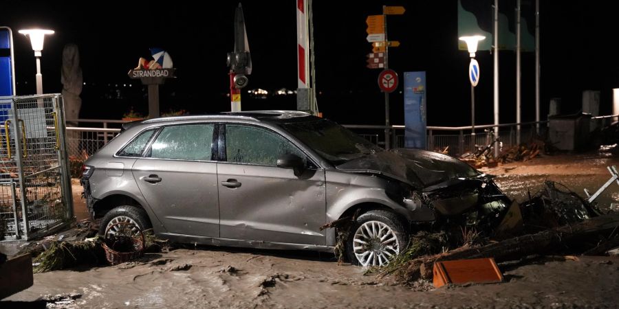 Dieses Auto am Bahnhof Brienz wurde von den Wassermassen stark beschädigt.