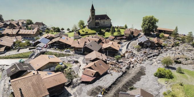 Meterhohe Schuttberge türmen sich nach dem Unwetter in Brienz Unwetter in Brienz