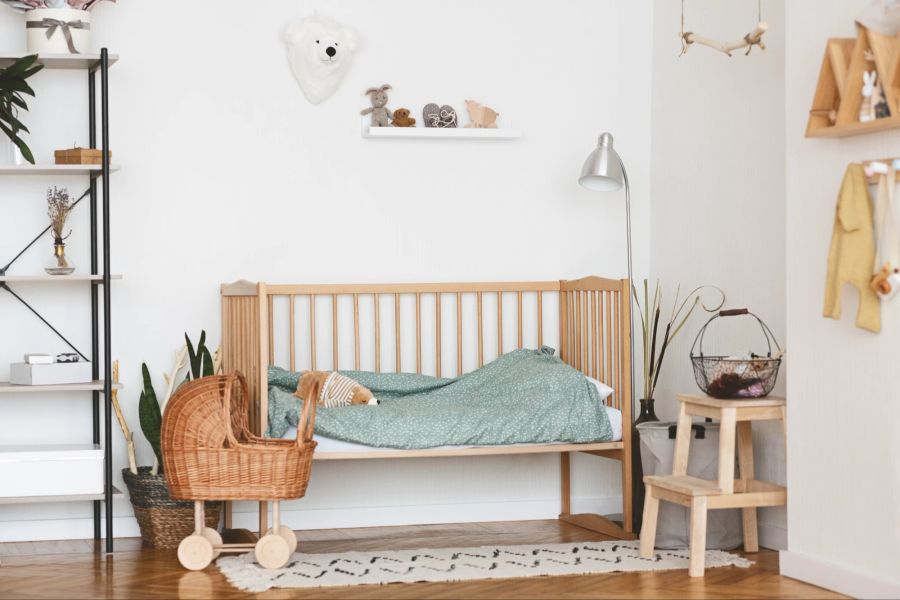 Kinderzimmer mit Holzbett