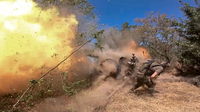 Ausschnitt aus einem Video des russischen Verteidigungsministeriums vom 22. August 2024, in welchem ein russischer Soldat eine D-30-Haubitze in Richtung ukrainischer Stellungen feuert. Das VBS rechnet damit, dass die Ukraine bald kapitulieren müsste, sollte Donald Trump Präsident werden. Donald Trump Russland Ukraine