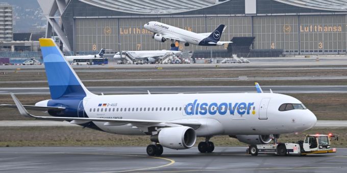 Der Ferienflieger Discover soll im Lufthansa-Konzern kostengünstig Touristen an ihr Ziel fliegen. (Archivbild) Der Ferienflieger Discover soll im Lufthansa-Konzern kostengünstig Touristen an ihr Ziel fliegen. (Archivbild)