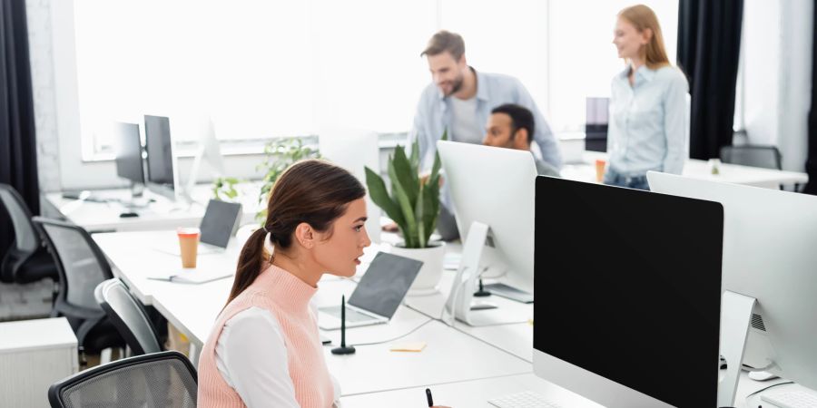 Büroarbeit im Großraum-Office