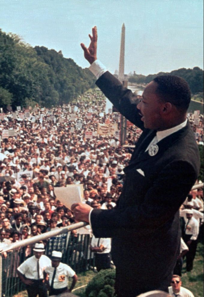 Der Bürgerrechtler Martin Luther King winkt der Menschenmenge zu beim Lincoln Memorial in Washington, D.C., wo er seine «I Have a Dream»-Rede hielt, am 28. August 1963. Martin Luther King Rede