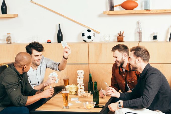 Karten spielen mit Freunden macht Spass. Spass