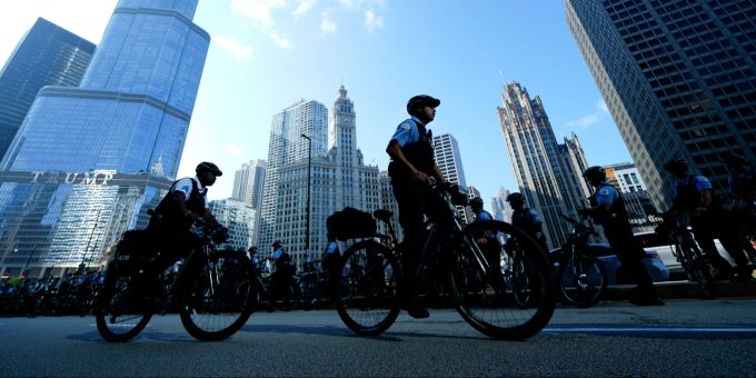 Fahrradpolizisten bewachen den Parteitag der US-Demokraten in Chicago. Wahlkampf in den USA - Vor Parteitag der Demokraten