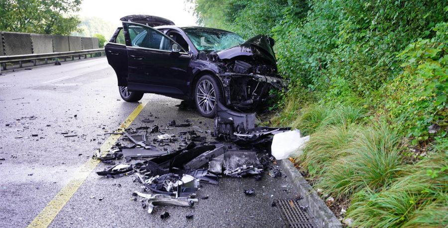 Der Fahrer des Autos wurde bei dem Unfall schwer verletzt.