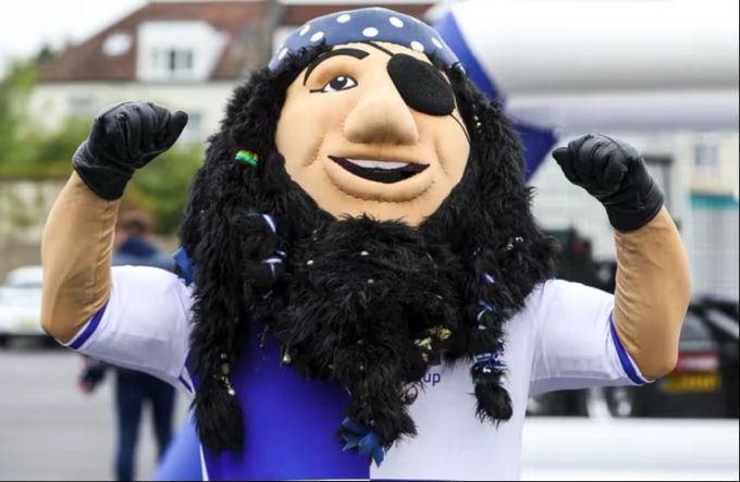 Captain Gas: das Maskottchen des englischen Drittligisten Bristol Rovers FC. Captain Gas