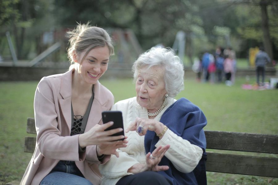 Junge Frau, Alte Frau, Smartphone, Park